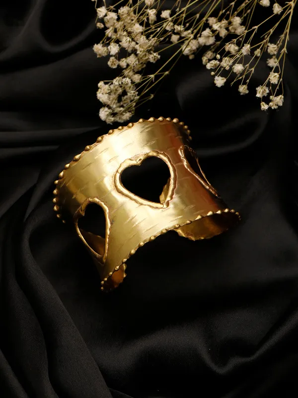 Women_Gold-Plated_Heart_Shaped_Oxidised_Cuff_Bracelet/Handcuff