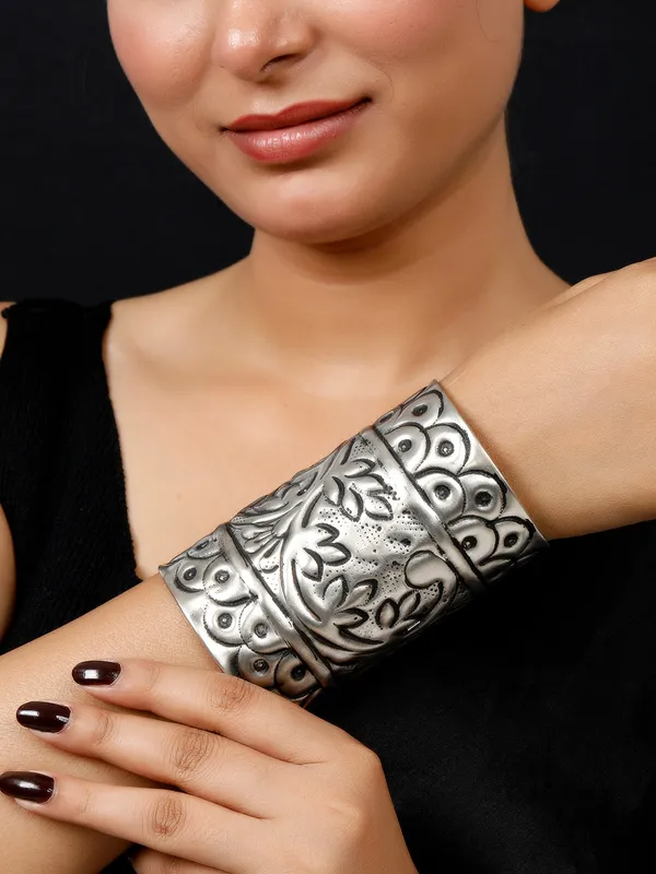 Women_Silver-Plated_Oxidised_Cuff_Bracelet/Handcuff