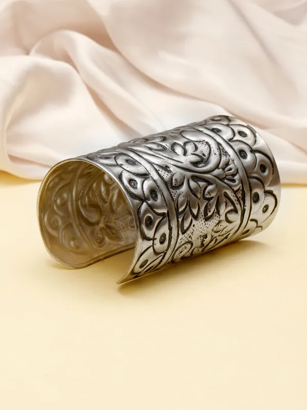 Women_Silver-Plated_Oxidised_Cuff_Bracelet/Handcuff