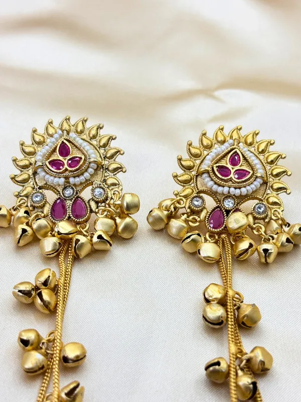 Women_Gold-Plated_Kundan_Studded_Earrings_With_Hair_Chain