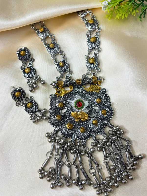 Women_Oxidised_Silver-Plated_&_Gold-Toned_Stone_Studded_Long_Pendant_Necklace_Jewellery_Set