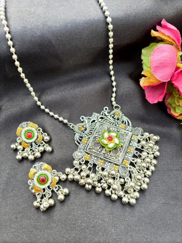 Women_Oxidised_Silver-Plated_Square_Pendant_Necklace_Set