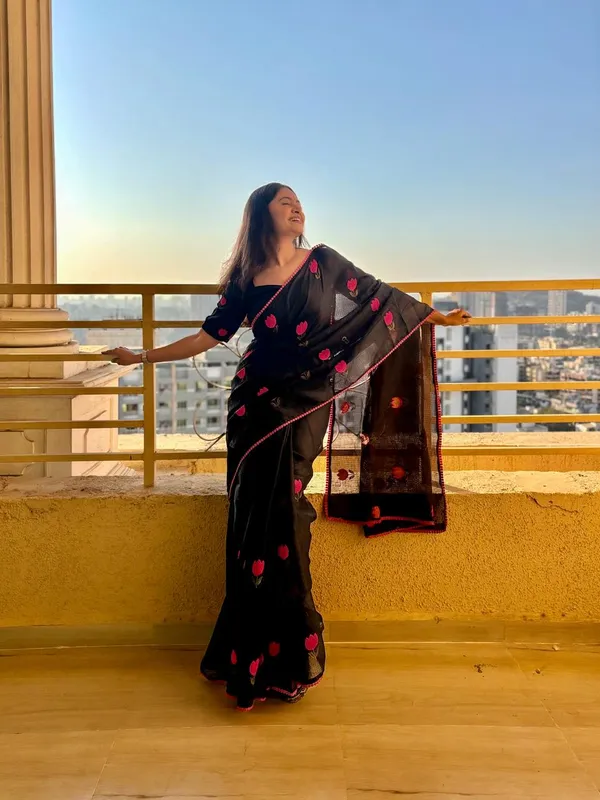 Black_Kota_Doriya_Tulip_Motif_Embroidered_Saree_For_Women
