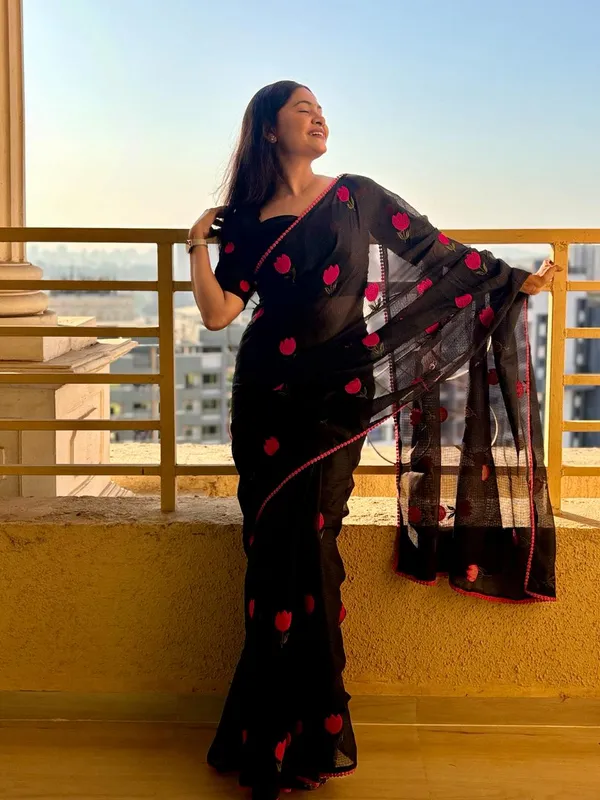 Black_Kota_Doriya_Tulip_Motif_Embroidered_Saree_For_Women
