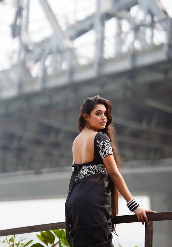 Black_Floral_Embroidered_Border_Saree_For_Women