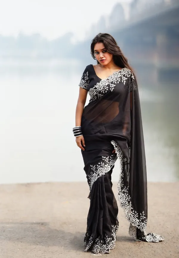 Black_Floral_Embroidered_Border_Saree_For_Women