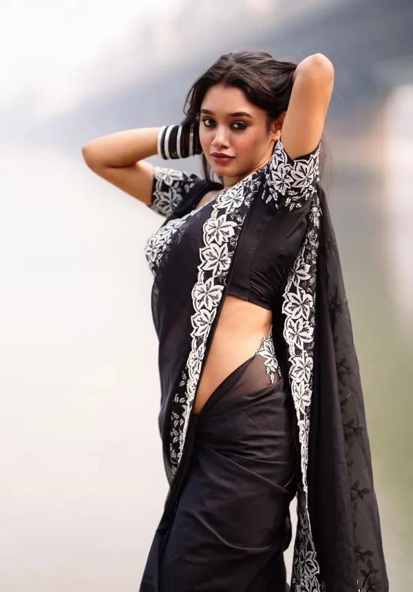 Black_Floral_Embroidered_Border_Saree_For_Women