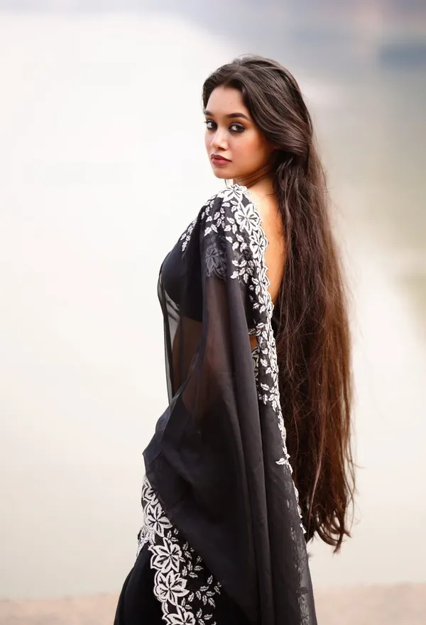 Black_Floral_Embroidered_Border_Saree_For_Women