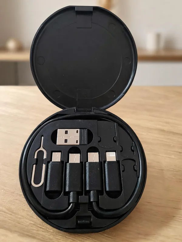 Multi-Port_Retractable_Charging_Cable_Kit_With_Sim_Ejector