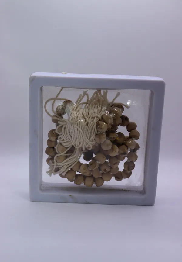 Wooden_Beads_Prayer_Mala_In_Square_Glass_Case