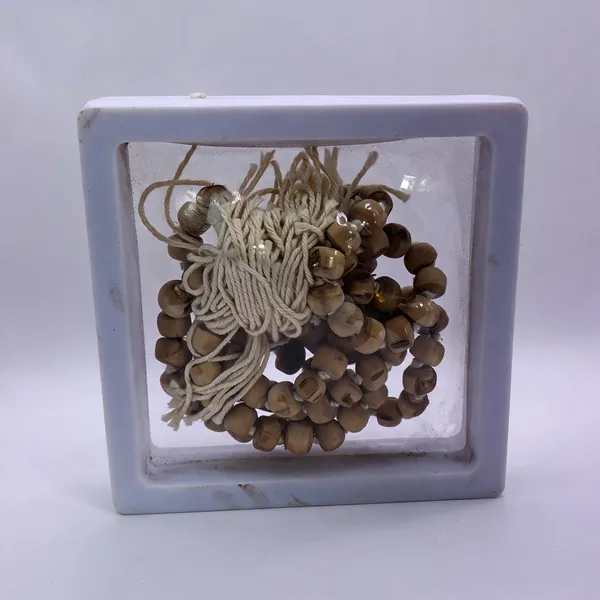 Wooden_Beads_Prayer_Mala_In_Square_Glass_Case