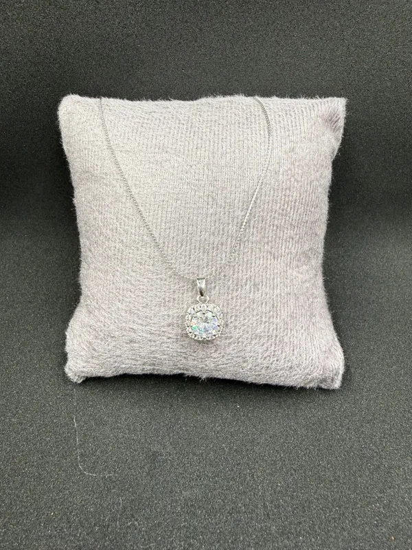 Silver_Oval_Crystal_Pendant_Necklace
