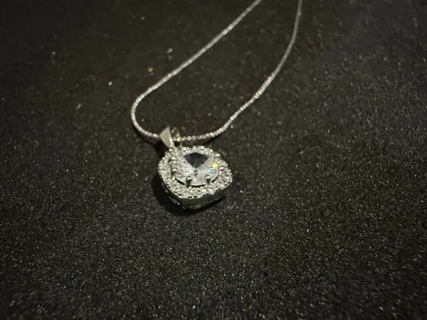 Silver_Oval_Crystal_Pendant_Necklace