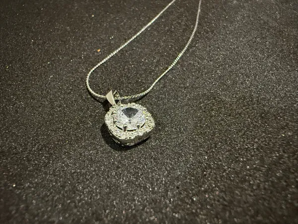 Silver_Oval_Crystal_Pendant_Necklace