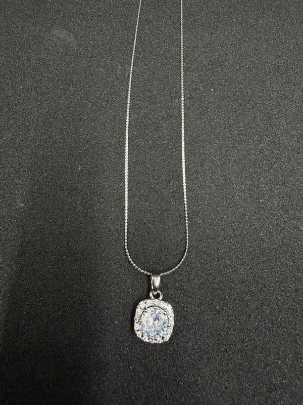 Silver_Oval_Crystal_Pendant_Necklace