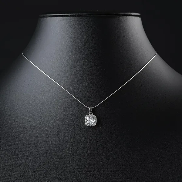 Elegant_Crystal_Pendant_Necklace_For_Women