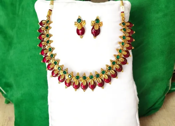 Gold_Brass_Stone_Temple_Choker_Necklace_Set_For_Women