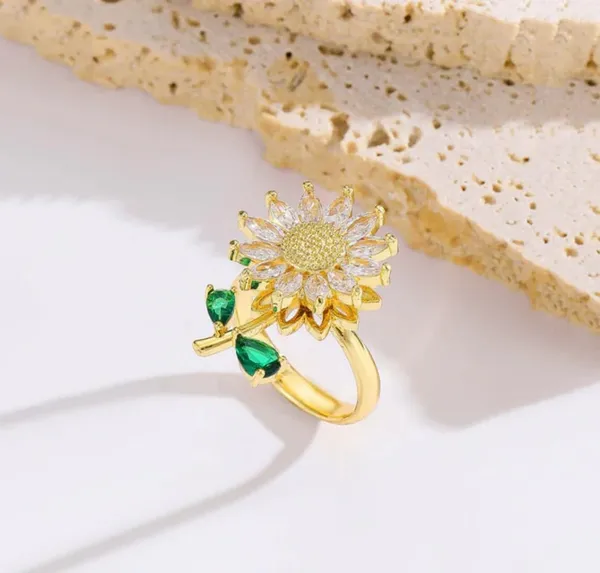 Multicolor_Stainless_Steel_Crystal_Flower_Rotatable_Ring_For_Women