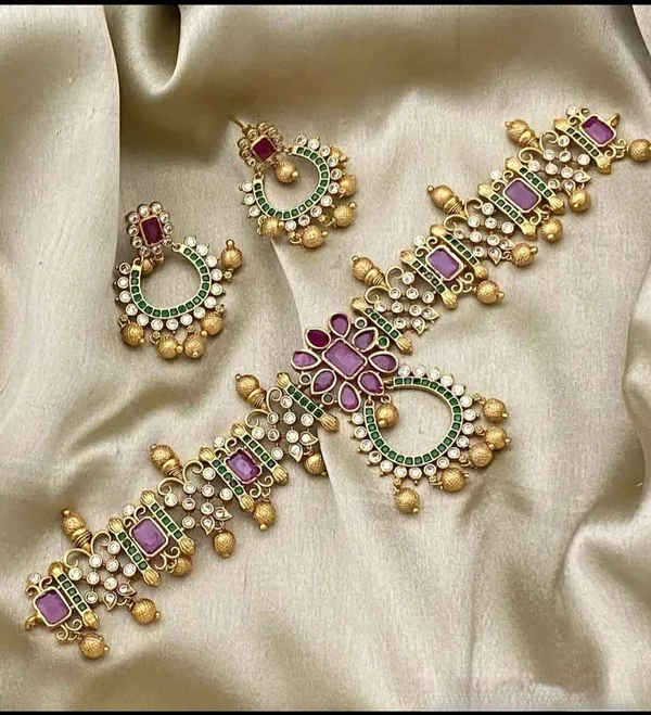 Gold_Brass_Stone_Studded_Temple_Choker_Necklace_Set_For_Women