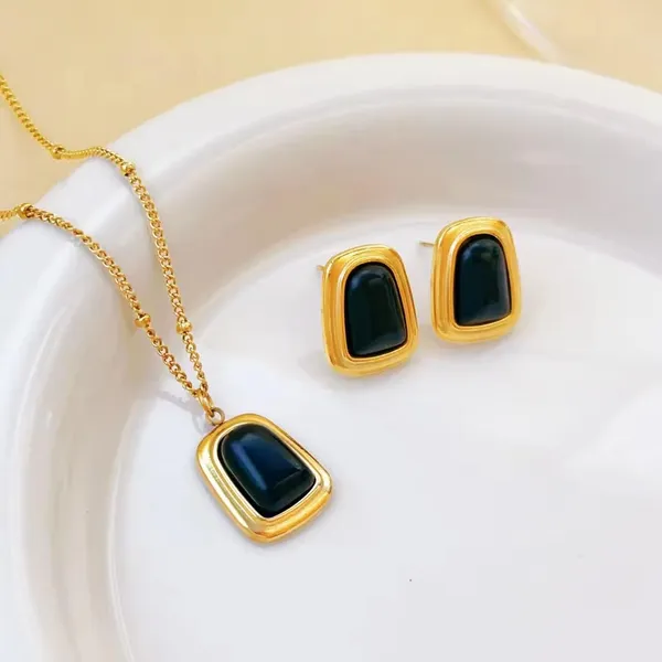 Gold_Stainless_Steel_Geometric_Square_Pendant_Necklace_Set_For_Women