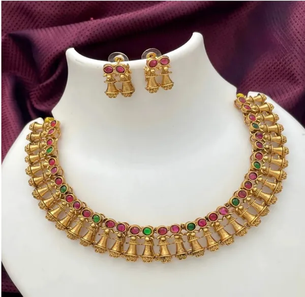 Gold_Brass_Kemp_Floral_Bell_Temple_Choker_Necklace_Set_For_Women