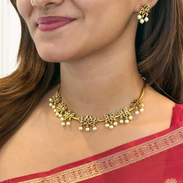 Gold_Brass_Kundan_Hasli_Open_Collar_Necklace_Set_For_Women