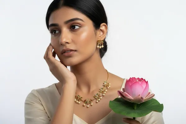 Gold_Brass_Kundan_Hasli_Open_Collar_Necklace_Set_For_Women