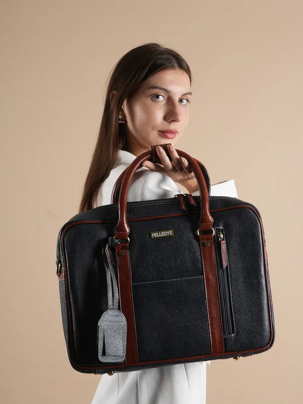 Black_Leather_Office_Briefcase_For_Men_And_Women