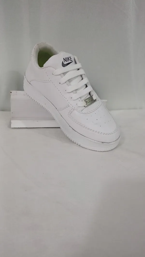White_Casual_Low_Top_Sneakers_For_Unisex