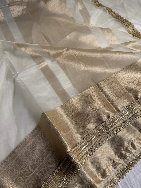 Light_Ivory_Cream_Kora_Organza_Designer_Lace_Attached_Banarasi_Saree