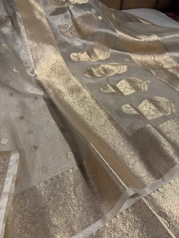 Eye_Soothing_Copper_Tissue_Silk_Banarasi_Saree_in_Zari_Buti_Weave