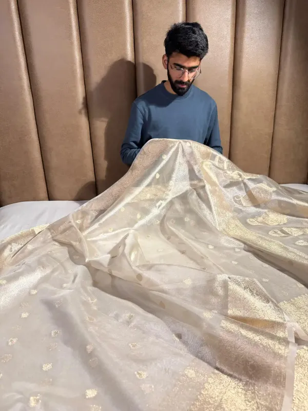 Eye_Soothing_Copper_Tissue_Silk_Banarasi_Saree_in_Zari_Buti_Weave