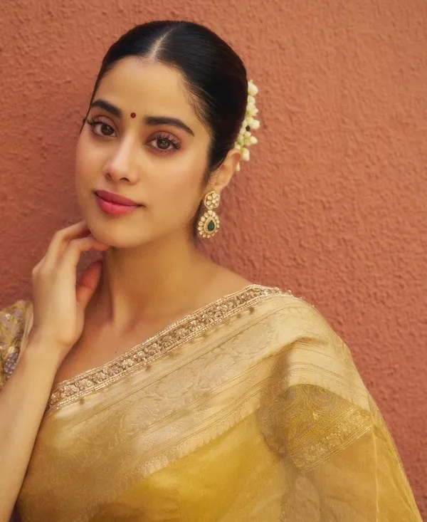 Jahnvi_Kapoor_Inspired_Tissue_Silk_Saree