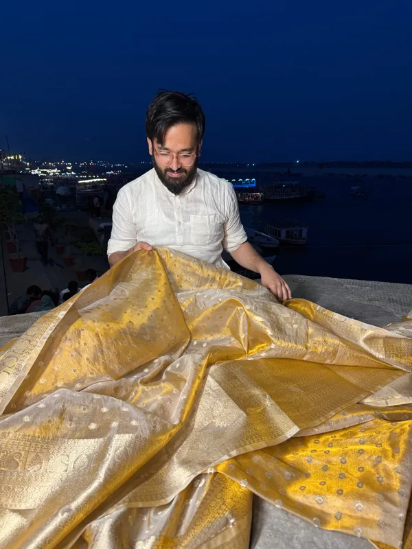 Golden_Tissue_Silk_Buti_Weave_Banarasi_Saree