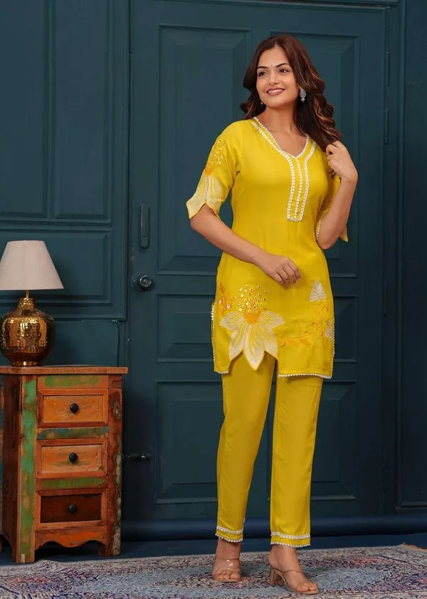 Yellow_Cotton_Polyester_Kurti_With_Pant_For_Women