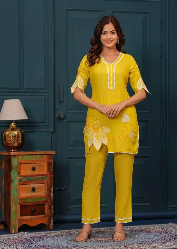 Yellow_Cotton_Polyester_Kurti_With_Pant_For_Women