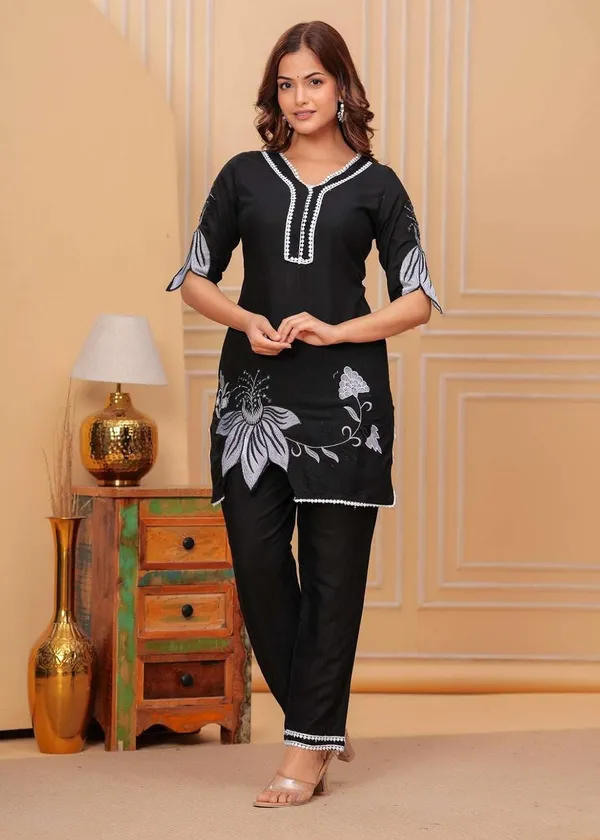Black_Cotton_Polyester_Kurti_With_Pant_For_Women