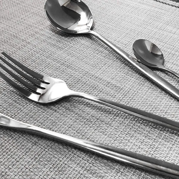 Stainless_Steel_24-Piece_Flatware_Cutlery_Gift_Set_Silver