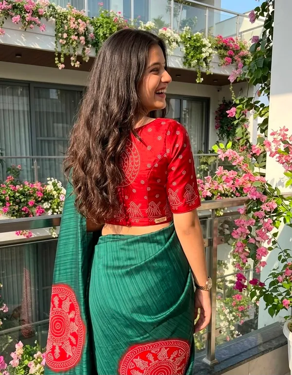 Pure_Crepe_Silk_Green_Saree_with_Banthani_Print_Blouse_And_Printed_pallu
