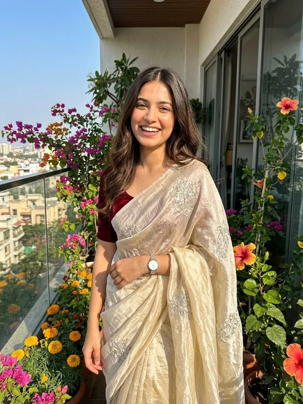 Pure_Space_Silk_Saree_With_Fancy_Bids_And_Sequince_Embroderiy_Work_And_Fancy_Unstiched_Blouse
