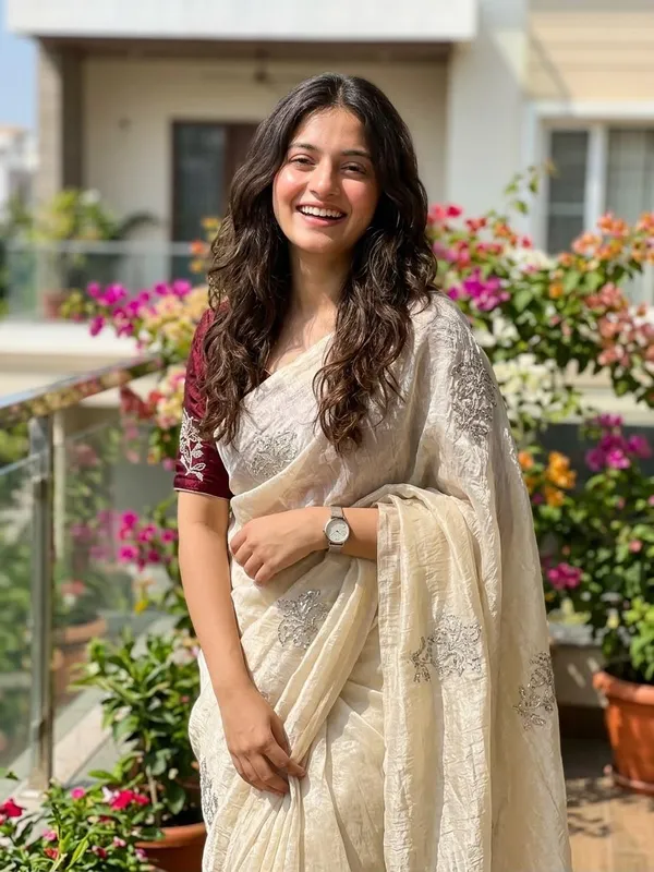 Pure_Space_Silk_Saree_With_Fancy_Bids_And_Sequince_Embroderiy_Work_And_Fancy_Unstiched_Blouse