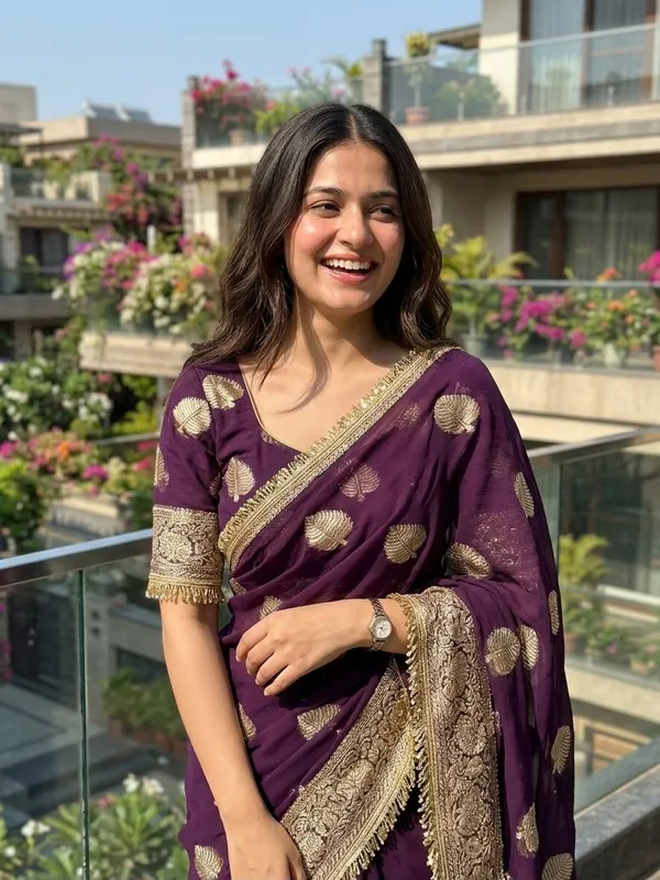 Pure_Viscose_Georgette_Saree_With_Sequence_Party_Wear_Lace_border_And_Running_Blouse