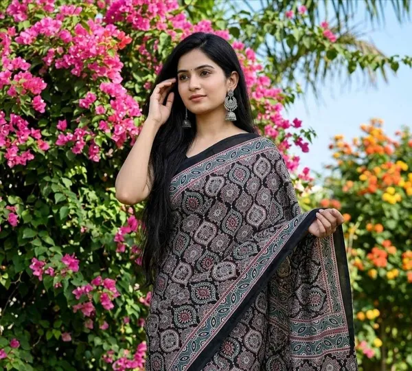 Black_Crepe_Printed_Saree_For_Women