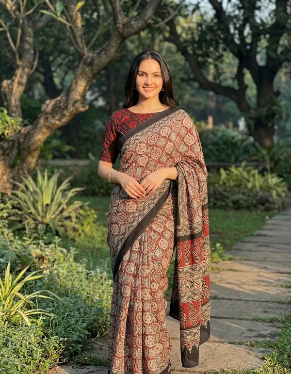 Red_Crepe_Printed_And_Floral_Print_And_Geometric_Print_Saree_For_Women