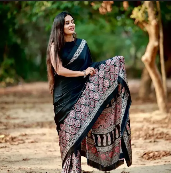 Printed_Daily_Wear_Crepe_Saree_(Black)
