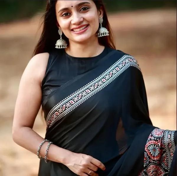 Printed_Daily_Wear_Crepe_Saree_(Black)