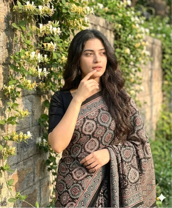 Printed_Daily_Wear_Crepe_Saree_(Black)