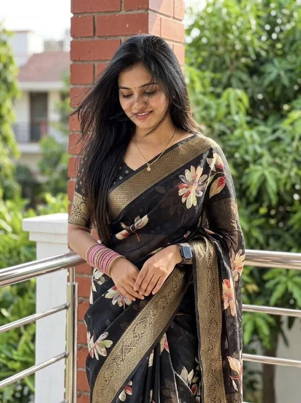 Tranding_Marsh_Mellow_Silk_Flower_Print_Saree_With_Printed_Pallu
