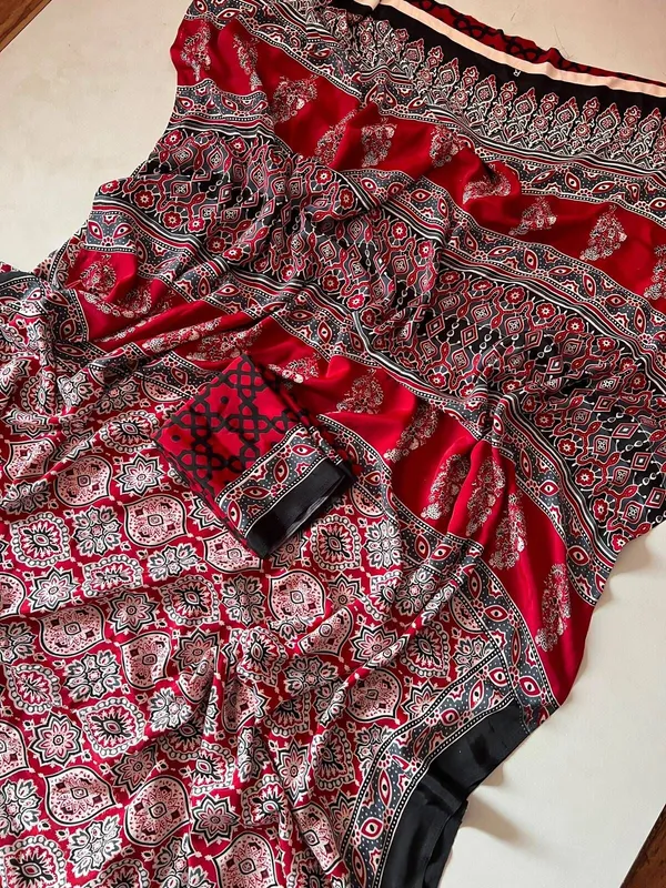 Pure_Bandhani_Crepe_Silk_Saree_With_Printed_Unstiched_Blouse_And_Printed_Pallu