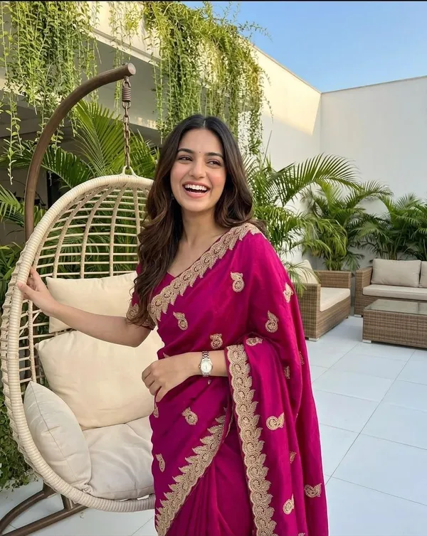 Embroidered_Bollywood_Georgette_Saree_(PINK)